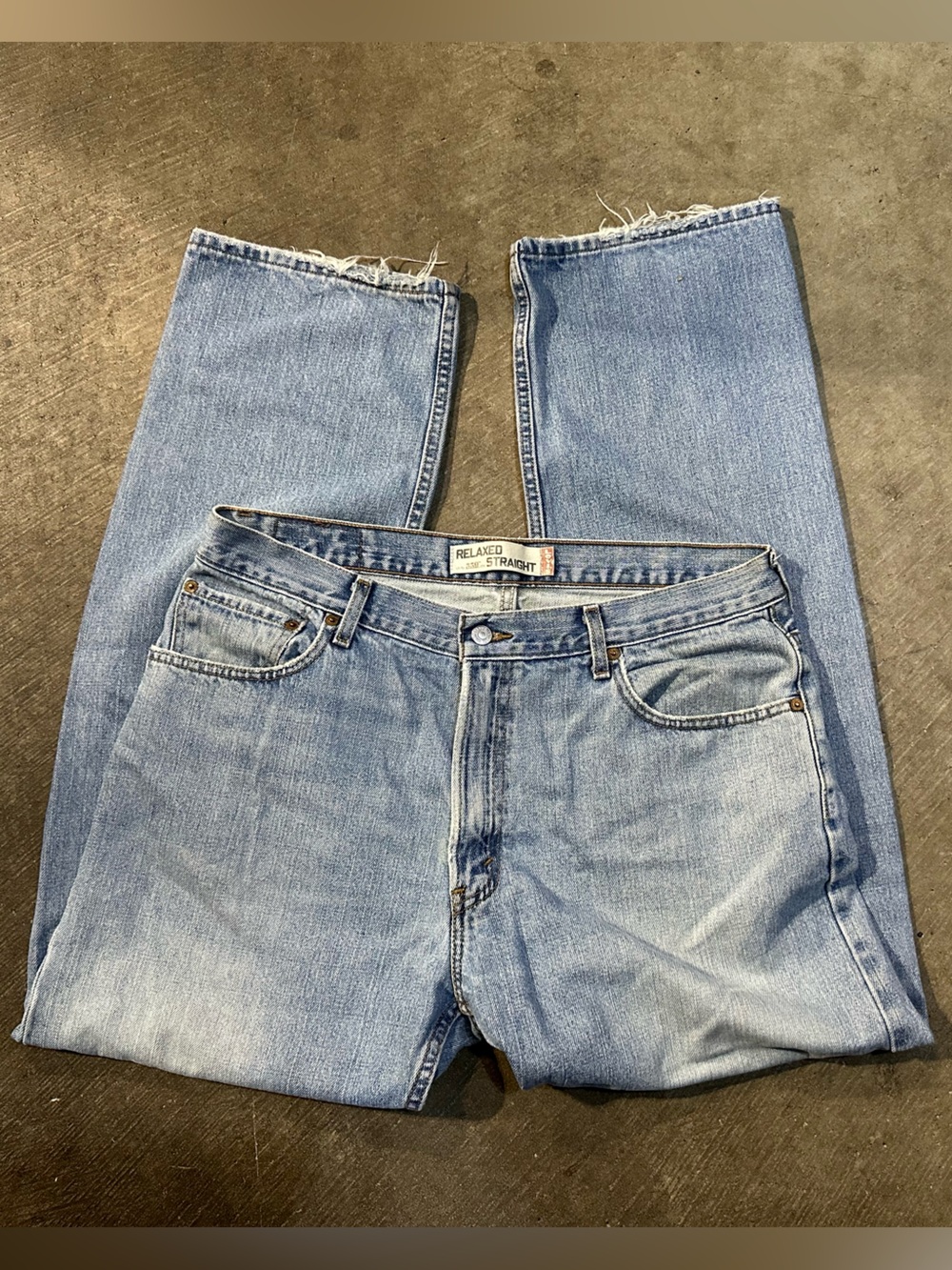 Distressed Vintage 2000s Levi’s 559 relaxed straight fit faded light wash 36x32